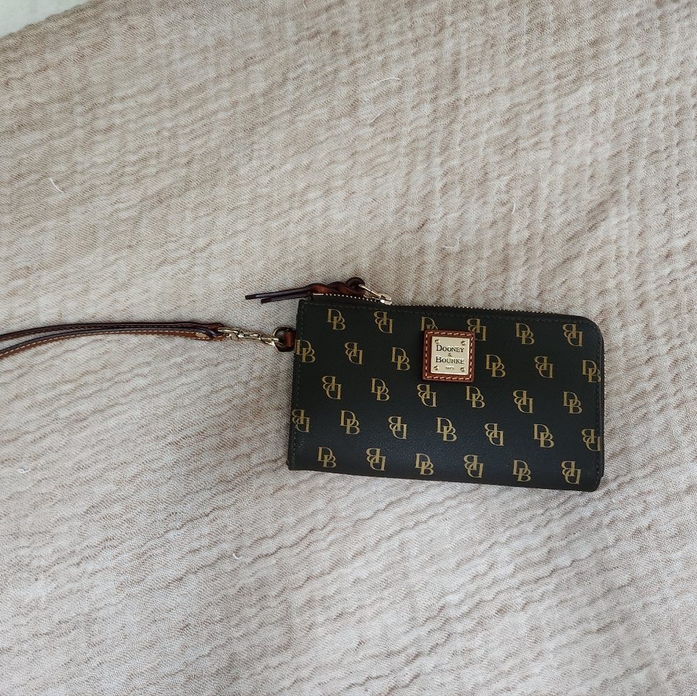 Womans wristlet